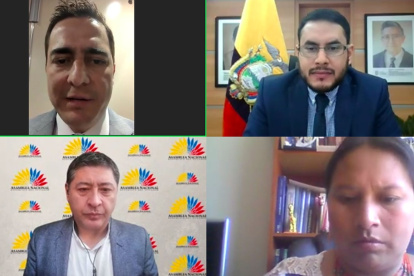 Peñafiel y otros legisladores de la Comisión hicieron preguntas al viceministro de Trabajo, Guido Bajaña.