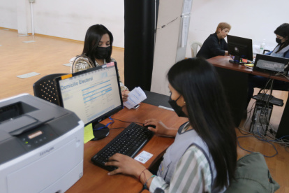 Servicio. Una ciudadana realiza el cambio de domicilio electoral.