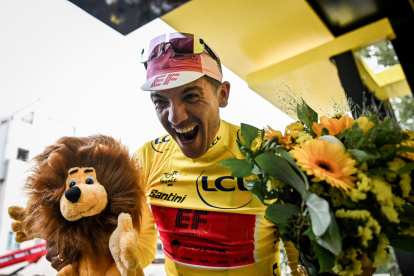 La celebración de Richard Carapaz tras recibir el maillot amarillo como líder del Tour de Francia.