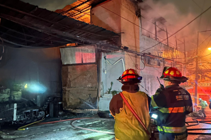 El incendio se dio en una bodega de reciclaje en la Coop. Enner Parrales, en Lomas de la Florida.