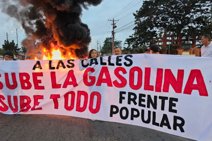 Organizaciones sociales salen a las calles de Guayaquil en rechazo al alza del precio de los combustibles.