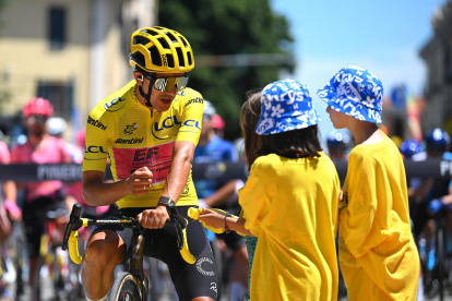 El ciclista ecuatoriano Richard Carapaz lució el maillot amarillo en la cuarta etapa del Tour de Francia.