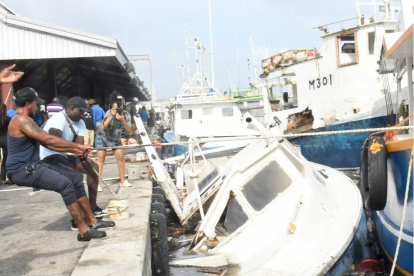 Una vista de los barcos dañados después de que el huracán Beryl de categoría 5 tocara tierra con vientos devastadores y tormenta en el puerto de Bridgetown, Barbados.