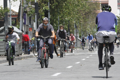 Quiteños años atrás en el ciclopaseo.