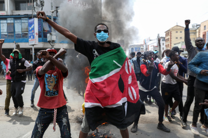 Manifestantes participan en una manifestación antigubernamental en Nairobi, Kenia, 02 de julio de 2024.