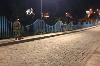 Los militares recorren las calles de Cotopaxi.