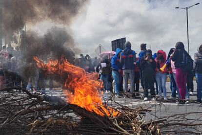 Estudiantes universitarios cerraron la panamericana de ingreso a Latacunga.
