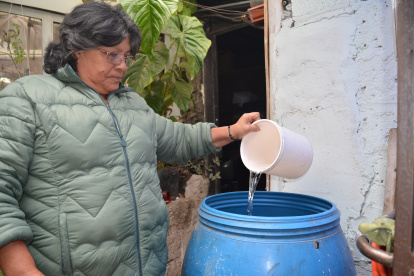 Hecho. María Almagor asegura a EXPRESO que debe madrugar para recoger el agua en los baldes.