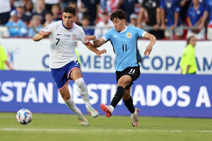 Giovanni Reyna de Estados Unidos y Facundo Pellistri de Uruguay en la despedida del anfitrión de la Copa América.