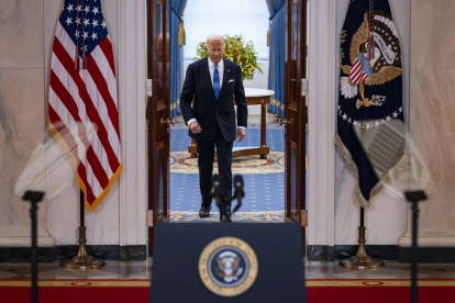 El presidente Joe Biden sale del Salón Azul para pronunciar comentarios sobre el fallo de inmunidad presidencial de la Corte Suprema de Estados Unidos, 1 de julio de 2024.