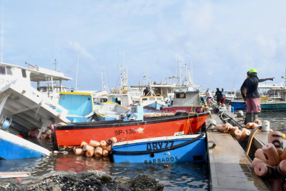Bridgetown (Barbados). la imagen muestra el daño a buques pesqueros que provoca el huracán.