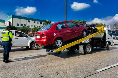 Un vehículo es llevado en una grúa tras el operativo.