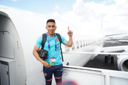 Ángel Mena se muestra en una de las pocas fotos que la FEF dio a conocer del viaje de los seleccionados hacia Phoenix.