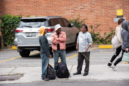 En el sector de La Granados, en el norte de Quito, personas esperan por un trabajo.
