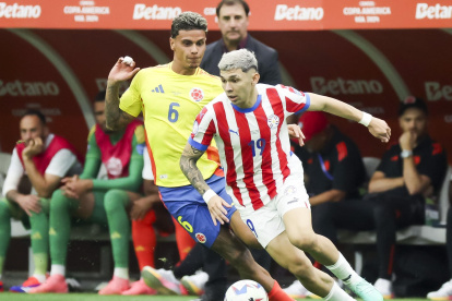 En la imagen el centrocampista colombiano Richard Rios (L) en la Copa América.