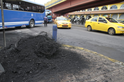 Sobre las aceras quedaron los restos de las llantas quemadas en la protesta previa a las movilizaciones del 4 de julio.