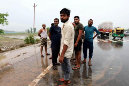 La población local cerca del lugar después de una estampida en Hathras, Uttar Pradesh, India.