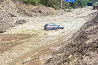 Un vehículo quedó en medio del deslave, pero no se reportaron víctimas.