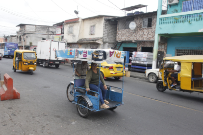 Locales del suroeste de Guayaquil son obligados a dar dinero.