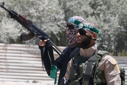 Hombres armados palestinos asisten al funeral de cuatro miembros de la Jihad Islámica que murieron en un ataque aéreo israelí.