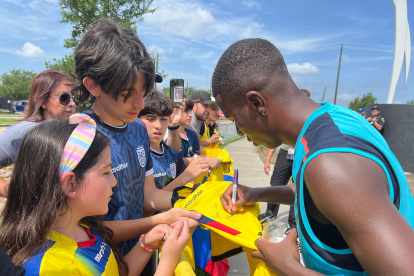 Jugadores de la Tri firmaron camisetas de los aficionados.
