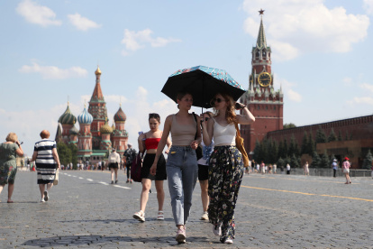 La gente camina por la Plaza Roja frente al Kremlin en Moscú, Rusia, el 2 de julio de 2024.
