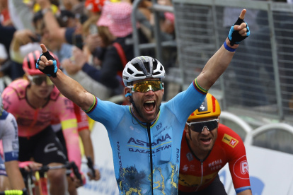 El ciclista británico Mark Cavendish (Astana Qazaqstan Team) entra vencedor en la quinta etapa del Tour de Francia