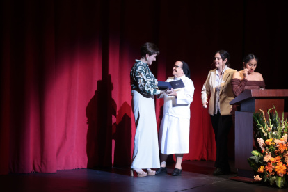 María Cecilia Sánchez, directora ejecutiva de la fundación, entrega un reconocimiento a la Unidad Educativa Particular Santa Ana, por su destacada labor. Lo recibe sor Julia Elena Naranjo.