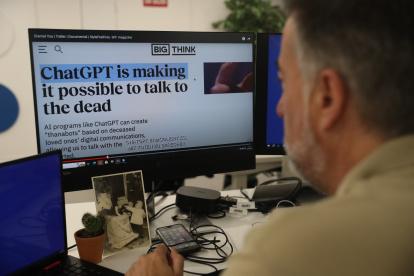 Cuando fallece un ser querido podemos recordarle con sus fotos, vídeos o mensajes e incluso "hablar" con él en nuestra mente, pero ¿y si fuera capaz de contestarnos?.