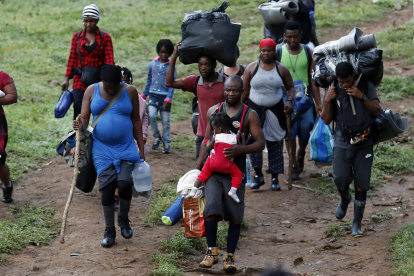 Migrantes haitianos en su camino hacia Panamá por el Tapón del Darién en Acandi (Colombia).