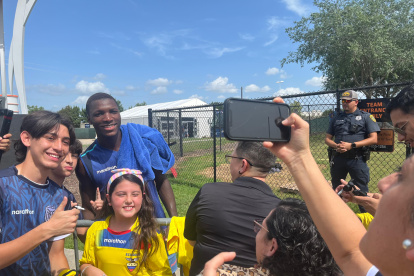 El tras cámara de la mayoría de entrenamientos y partidos de la selección ecuatoriana en Estados Unidos es este: decenas de niños y jóvenes pugnando por una foto o simplemente alentando al equipo en el que hoy más que nunca confían.