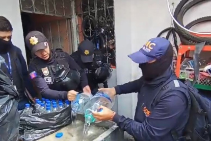 Operativo. Tres galones y 19 botellas fueron decomisadas