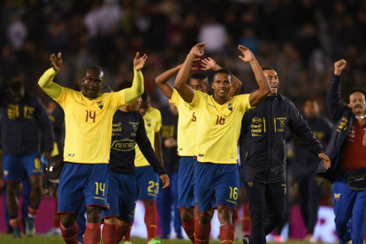 Jugadores ecuatorianos celebran su victoria el jueves 8 de octubre de 2015, durante un partido amte Argentina por las eliminatorias al mundial de fútbol Rusia 2018.