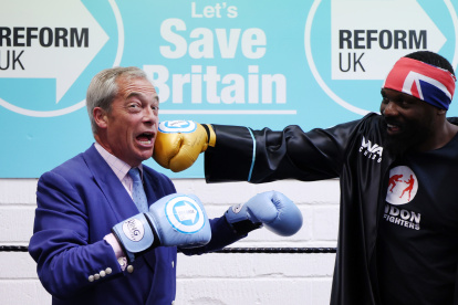 Londres. Derek Chisora, boxeador, y el nacionalpopulista Nigel Farage, quien ganaría un escaño en las urnas.