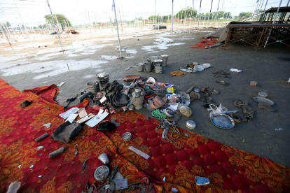 Uttar Pradesh. Pertenencias de las víctimas de la estampida del martes 2 de julio de 2024.