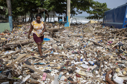 Santo Domingo. Playa cubierta de basura tras el paso de Beryl.