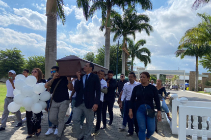 Velorio. Los restos de José Miguel Mendoza fueron velados este 3 de julio en el camposanto Jardines de Manabí hasta las 16:00.