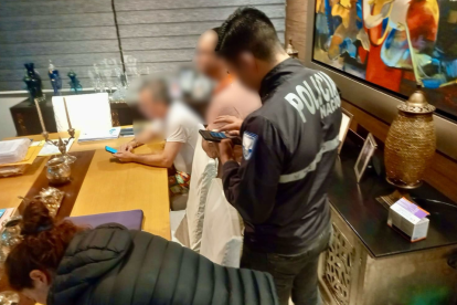 Agentes de la Policía y la Fiscalía llevaron a cabo un registro domiciliario en una residencia ubicada en Samborondón.