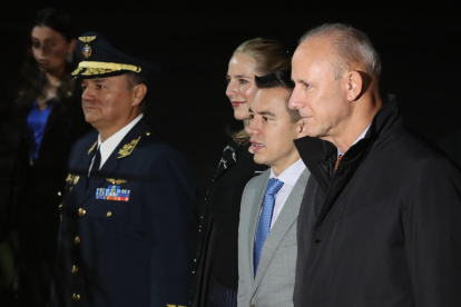 El presidente de Ecuador, Daniel Noboa (2-d), y su esposa, Lavinia Valbonesi (2-i), caminan junto al ministro de Relaciones Exteriores del Perú, Javier González-Olaechea (d).