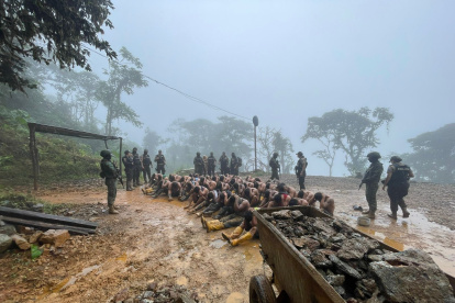 Militares intervinieron una mina de Camilo Ponce Enríquez y liberó a 46 secuestrados.