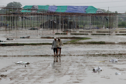La gente camina en el lugar después de una estampida en Hathras, Uttar Pradesh, India, el 3 de julio de 2024.