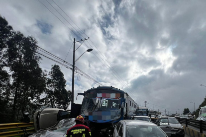 El bus quedó detenido en medio de los autos, tras el choque múltiple en la autopista Rumiñahui, en sentido valle- Quito.