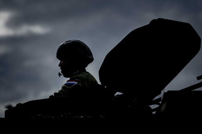 Un soldado conduce un vehículo durante los preparativos finales del ejército holandés para su contribución al ejercicio de la OTAN "Steadfast Defender 2024", en Oirschot, Países Bajos, 19 de marzo de 2024.