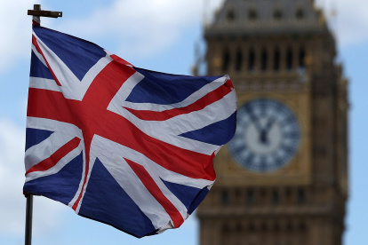 La bandera de la Unión Británica ondea frente al edificio del Parlamento el día de las elecciones generales, en Londres, Gran Bretaña, el 4 de julio de 2024.