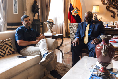 El alcalde de Guayaquil, Aquiles Álvarez, junto al embajador de Estados Unidos en Ecuador, Arthur Brown.