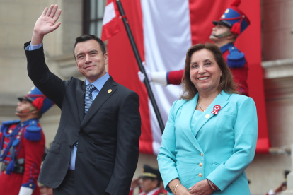 El presidente de Ecuador, Daniel Noboa, saluda junto a su par peruana, Dina Boluarte, a su llegada al Palacio Nacional este jueves 4 de julio.