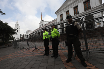 Existe presencia de militares y policías en los alrededores del Palacio de Carondelet.