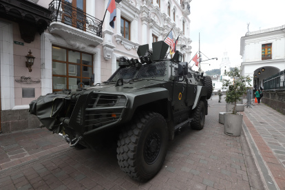 El vehículo de las Fuerzas Armadas yacía estacionado sobre la calle García Moreno, a metros de Carondelet.