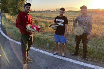 Trabajadores de Túnez al amanecer en una carretera en la provincia de Latina, esperando a que les pasen a recoger para ir a trabajar al campo.