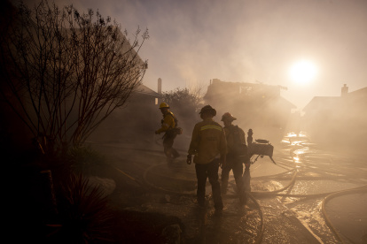 Los Ángeles. Bomberos en la extinción de un incendio por el calor.
